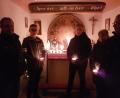 Bild: hzi
Mitorganisator Georg Schraml und Vertreter der KLJB Thurndorf (von links) bringen die Figur der Gottesmutter in die Kapelle in Obertreinreuth.