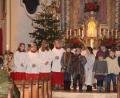 Bild: bey
Das „Wunder der heiligen Nacht“ verkündeten Miesbrunner Buben und Mädchen beim Krippenspiel in der Christmette am Heiligabend in der geschmückten St. Wenzeslauskirche. Claudia Schreier und Yvonne Blas hatten mit den Kleinen das Krippenspiel einstudiert, in das zum Schluss auch die vier Ministrantinnen einbezogen wurden.