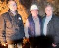 Bild: ohr
Im beengten Versuchsstollen neben dem verfüllten Schacht „Erna“ stellen sich Vorsitzender des Bergknappenvereins Stulln/Schwarzenfeld, Jürgen Ferschl (links) und ehemaliger Bergmann und Ehrenmitglied Hermann Neidl (rechts) mit dem Eigentümer des Grubengeländes, Hans Obendorfer (Mitte), zum Erinnerungsfoto.