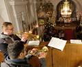 Bild: Bäumler
Roland Forster und Jürgen Probst sorgten mit ihren Trompeten für weihnachtliche Klänge im Kirchenschiff.