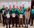 Bild: bsc
Die Vereinsmeister 2019 des Schützenvereins Frauenreuth: Sportleiter Daniel Kaßeckert (links) gratuliert den Siegern der einzelnen Wettbewerbsklassen.