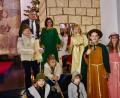 Bild: ise
Karl Koller (hinten, links) hat mit zehn Mädchen ein stimmungsvolles Krippenspiel einstudiert. In der Kinderchristmette in der vollbesetzten Pfarrkirche spielen sie stimmungsvoll die Herbergssuche.