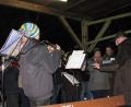 Bild: sei
Die Posaunenchöre Mantel-Thansüß mit Heinricht Müller (rechts) am Dirigentenstab gestalteten die Waldweihnacht musikalisch mit.