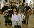 Bild: rn
Ein Bläserensemble gestaltet die Waldweihnacht an der Maria-Hilf-Bergkirche musikalisch und zwei Engel überbringen himmlische Grüße.