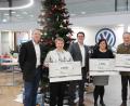 Bild: Andreas Köllner, Fischer Automobile GmbH
Betriebsleiter Roland Franz (links) und Geschäftsführer Thomas Fischer (Mitte) übergeben die Spenden an die Vertreter der drei Organisationen: Katrin Panek, Angelika Hiltl und Gernot Schötz (von links).