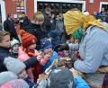 Bild: jr
Mit Brotresten gelingt es, die Waldspechte milde zu stimmen. Im Gegenzug gibt es Süßes für die Kinder.