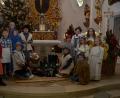 Bild: dob
Im Schein der Christbaumbeleuchtung am Altar verfolgen die Gläubigen die Geburt des Jesuskindleins in der Waldauer Benefiziumskirche St. Johannes Nepomuk.