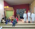 Bild: jzk
Die biblische Geschichte von der Herbergssuche bis zur Geburt des Jesuskindes im Stall von Bethlehem stellen die Buben und Mädchen von der Schulspielgruppe szenisch dar.