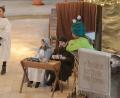 Bild: Kunz
Ein kleiner, grüner Außerirdischer beobachtet beim Krippenspiel in St. Michael von seinem Raumschiff aus die Geburt Jeus.