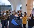 Bild: ga
Die Blaskapelle Auerbachtal lud mir weihnachtlichen Liedern vom Portal der Unterauerbacher Pfarrkirche musikalisch zur Christmette ein.
