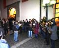 Bild: fvo
Die Bläsergruppe der Trachtenkapelle unter Leitung von Josef Pflaum spielt am Kirchplatz für die Gläubigen.