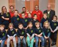 Bild: dob
Noch ist die Kinderfeuerwehr nicht offiziell aus der Taufe gehoben. Einheitliche T-Shirts markieren sie aber längst als ein Team. Rebecca Rupprecht (links) leitet die Kinder spielerisch an. Zur ersten Zusammenkunft mit den Eltern kam auch dritter Bürgermeister Johann Gollwitzer (rechts) vorbei. Die Kommandanten Klaus Rupprecht (Zweiter von rechts) und Christoph Gollwitzer (Zweiter von links) sowie Vorsitzender Florian Lukas (Mitte) sind begeistert von der Nachwuchsgruppe.