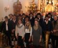 Bild: aun
Beim Adventssingen in der Pfarrkirche St. Vitus Utzenhofen wirken mit: „II Coretto Utzenhofen (vorne), ein Blechbläserensemble der Trachtenkapelle Hohenburg (stehend) und der MGV Kastl-Schwend (hinten) sowie Pfarrer Josef Kanovsky (zweite Reihe, rechts) und Leiter Wolfgang Herdegen.