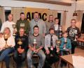 Bild: bsc
Vorsitzender Stefan Schmalzreich (hinten, Mitte) würdigt bei der Jahresabschlussfeier die sportlichen Leistungen der AC-Mitglieder, vor allem aber das Engagement bei den Arbeitseinsätzen. Die Motorsportler freuen sich über Pokale und Trophäen.