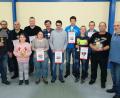 Bild: do
Mit Meisterschaftswimpeln und Pokalen ehrte der Kleintierzuchtverein Speinshart und Umgebung im Züchterheim in Tremmersdorf die Sieger des Zuchtjahres 2018. Unser Bild zeigt die Geehrten mit Vorstand Josef Kaufmann (li) und Ausstellungsleiter Alexander Böhm (re).