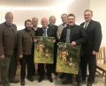 Bild: exb
Die Runde präsentiert auch gleich den neuen Kalender „Wald, Wild, Wasser“, den die Jäger mit den Fischern herausgeben. Von links Dr. Günther Baumer, Armin Joscht, Franz Brunner, Josef Wutz, Albert Robold, Walter Faltl, Hans Holler und Alexander Flierl.