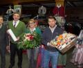 Bild: mmj
IHK-Geschäftsführer Manuel Lischka (Zweiter von links) gratuliert mit einer Urkunde Josefine Henschke zum 50-jährigen Dienstjubiläum bei Rose-Dirndl in Dietersdorf. Blumen und ein Präsent gab es für die Jubilarin von Michael Ebnet sen. (links) und Juniorchef Michael Ebnet.