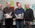 Bild: Dobmeier
Vorsitzender Manfred Kuchner (von links) überreicht Geschenkkörbe an Helmut Scharrer für 65 Jahre und Josef Groher für 60 Jahre Gewerkschaftszugehörigkeit im Fachbereich Telekom und Postdienste. Es gratuliert Bezirks-Seniorensprecher Manfred Haberzeth.