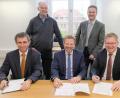 Bild: Stadt Amberg
Die Verträge für den Wasserpakt und der Trinkwasserliefervertrag werden unterzeichnet (vorn, von links): Stadtwerke-Geschäftsführer Professor Stephan Prechtl, Bürgermeister Alwin Märkl und Oberbürgermeister Michael Cerny; hinten (von links): Referatsleiter Bernhard Mitko von der Stadt Amberg und Wassermeister Thomas Lotter.