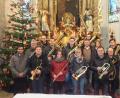 Bild: soj
Die Fichtelgebirgskapelle Ebnath stimmte am vierten Adventssonntag die Besucher auf das Weihnachtsfest ein. Pfarrer Pater Anish George (v.li) dankte den Musikern für ihr Engagement.