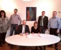 Bild: fjo
Bürgermeisterin Margit Kirzinger (sitzend, rechts) und Enrico Delfion (sitzend, links) unterzeichnen den Breitband-Vertrag.