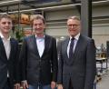 Bild: szl
Ab Januar ist Peter Götzl (links) aus Erbendorf Inhaber und Geschäftsführer der Firma MTT. Er ist der Nachfolger von Geschäftsführer Horst Heider (Mitte), der dann als Betriebsleiter am Standort Tirschenreuth fungiert. Bürgermeister Franz Stahl (rechts) gratuliert zur Übergabe.