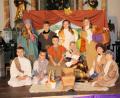 Bild: bjo
Kinder und Jugendliche zeigen auf der Bühne vor dem Altar das Krippenspiel „Das Hirtenlied“.