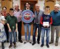 Bild: du
Niklas Schieder (Mitte) gewinnt beim Schützenverein „Hubertus“ Schirmitz die von Vorjahressieger Manfred Schottenhaml (Dritter von rechts) gestiftete Weihnachtsscheibe. Mit im Bild die besten Schützen auf die Glücksscheibe und weitere Preisträger.