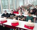 Bild: exb
Die Schüler der Klasse 10b üben an den Mini-Anne-Puppen die Herz-Druck-Massage .