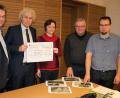 Bild: Landratsamt Tirschenreuth/exb
Insgesamt 2000 Euro haben die Mitarbeiter des Landratsamt gesammelt. Von links: Pressesprecher Walter Brucker, Landrat Wolfgang Lippert, Kreisfachberaterin Manuela Pappenberger, Heribert Hasenfürter und Martin Weiß von der Tiefbauverwaltung.