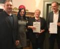 Bild: exb
Mit den Jubilaren Angela Burger (Zweite von rechts) und Gerhard Schmelzer (rechts) freuen sich von links CSU-Ortsvorsitzender Mario Rabenbauer und die designierte Bürgermeisterkandidatin Margit Bayer.