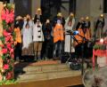 Bild: exb
Das Bild zeigt die Klasse 3 b bei ihrem Lichtertanz. Jede Grundschulklasse hatte einen anderen Programmpunkt für die Weihnachtsaufführung in der evangelischen Kirche einstudiert.