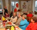 Bild: dob
Christus geht auch am Heiligabend durch die Krankenhäuser. Für die Kranken scheint an Weihnachten ein Licht, aus dem sie Kraft schöpfen können. In der Krebsselbsthilfegruppe von Lotte Hofmann zog am vierten Adventssonntag im Rotkreuzhaus Ruhe und Besinnlichkeit ein. Der Nikolaus brachte Geschenke.