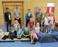 Bild: adj
Wenn die Kinder des Purzelvolks in Zukunft vom Trampolin springen. ist durch die neue Niedersprungmatte ein fester Stand gewährleistet. Bürgermeisterin Tanja Schiffmann und Rektor Armin Aichinger (hinten von links) freuten sich mit den Kids über die Verbesserung..