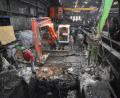 Bild: exb
Mit Baggern und Presslufthämmern wird der alte, schadhafte Beton abgebrochen, dann kommt ein neues Fundament unter die Stoßbank.