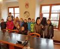 Bild: enz
Die 4. Klasse der Grundschule mit Lehrerin Tanja Kruppa und Bürgermeister Klaus Meyer im Rathaus.