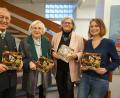 Bild: exb
Vorstellung der Broschüre „Marktredwitzer Krippengeschichten“: Im Bild von links dritter Bürgermeister Heinz Dreher, Renate Dick (Autorin der "Krippengeschichten"), Stadtarchivarin Edith Kalbskopf und Carolin Gruber (KB Medien GmbH & Co. KG).