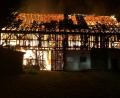 Bild: dob
Feuerwehrleute in Vöslesrieth sind machtlos gegen diese Flammen, denen eine Lagerhalle zum Opfer fällt. Was zu diesem Zeitpunkt keiner ahnt: Den Brand hat ein Floriansjünger gelegt.