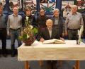 Bild: gi
Bürgermeister Hermann Ach (rechts) gratuliert und ehrt den Bayerischen Fotomeister 2018 Max Striegl mit einem Eintrag ins Goldene Buch. Er wird begleitet von seiner Familie und den drei Vorsitzenden des Fotoclubs Pleystein.