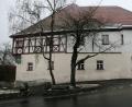 Bild: wro
Mit einem Kostenaufwand von rund 1,4 Millionen Euro soll der Gasthof „Zum roten Ochsen“ saniert werden. Der Markt Falkenberg beteiligt sich daran mit 100.000 Euro.