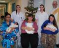 Bild: Verena Uschold, Klinikum St. Marien
Gleich drei Christkinder erblicken an Heiligabend in Amberg das Licht der Welt. Von links: Courtney Renee Dickerson mit Elaina, Regina Jobst mit Lorenz und Audrey May Cervantes mit Joseph Albert. Mit ihnen freuten sich Janet Hofmann, Jennifer Dorn (Station B2) und Klinikseelsorger Peter Bublitz (hintere Reihe, von rechts).