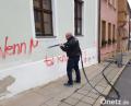 Bild: exb
Jürgen Götz rückt den Buchstaben mit seiner Spezialmaschine zu Leibe.