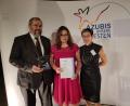 Bild: exb
Stolze Familie: Anna-Maria Münch (Mitte) hält die Urkunde, Vater Martin Münch (mit Preis) und Tante Lisa Nerlich gratulieren.