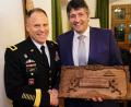 Bild: do
Das Weihnachtsgeschenk von General Christopher C. LaNeve an Bürgermeister Edgar Knobloch hat Symbolkraft. „Partnerschaft durch Freundschaft“ heißt es auf dem kunstvoll gestalteten Holzrelief, mit dem der US-Kommandeur andeutete: Arbeiten wir gemeinsam an einem guten Verhältnis zum Wohl beider Nationen.