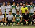 Bild: A. Schwarzmeier
Der SV Mitterteich (grün-weiße Trikots) und die Sportvereinigung Grafenwöhr (weiß) bestritten das Endspiel um den Oberpfalz-Medien-Cup. Der Landesligist aus Mitterteich hatte mit 4:1 das bessere Ende für sich.