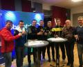 Bild: fle
Der Oberpfalz-Medien-Cup 2018 war vielleicht nicht das spielerisch beste Turnier, aber erneut ein Höhepunkt zum Ende des Jahres. Darauf stießen die Vereinsverantwortlichen bei der Pressekonferenz an (von links): Roland Lang (SV Grafenwöhr), Martin Kratzer (SV Raigering), Tobias Bernklau (SpVgg Pfreimd), Christian Most (FC Wernberg), Andreas Lang (SV Mitterteich), Thorsten Baierlein (SV Hahnbach), Teammanager Hannes Beer (SpVgg SV Weiden) und Abteilungsleiter Manfred Herrmann (SV Etzenricht).