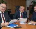 Bild: Petra Hartl
Bild: Hartl
Antrittsbesuch von Dr. Stephan Oetzinger (rechts) bei OB Kurt Seggewiß im OB Amtszimmer
und Lothar Höher (links)