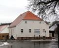 Bild: boj
Das denkmalgeschützte ehemalige Pfarrhaus erstrahlt in neuem Glanz, es fehlt nur noch der Anstrich. Links der holzverkleidete Flachbau mit den Wirtschaftsräumen, dahinter der Pfarrsaal mit Satteldach.