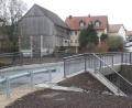 Bild: Brendel, Hubert (BR)
Die neue Brücke über die Creußen (Bild) ist nunmehr komplett fertiggestellt, auch wenn noch kleinere Restarbeiten erforderlich sind. Die Brückenbaumaßnahme war heuer ein Schwerpunkt bei den Investitionen der Gemeinde Schlammersdorf.