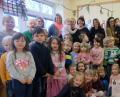 Bild: ohr
Der Kindergarten Stulln spendete an das Kinderpalliativteam Ostbayern am Klinikum St. Marien Amberg den ansehnlichen Betrag von 500 Euro. Der Spendenaufruf zur Martinsfeier erbrachte 300 Euro. Der Elternbeirat legte aus dem Verkaufserlös noch 200 Euro dazu. Im Bild (hinten von rechts) Leiterin Sonja Reitinger und Kinderkrankenschwester Karin Borchers sowie Elternbeiratsmitglieder.